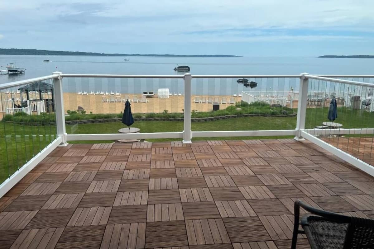 Rom – deluxe, 1 kingsize-seng, balkong, strandutsikt (2nd Floor Beachfront) | Utsikt mot innsjø