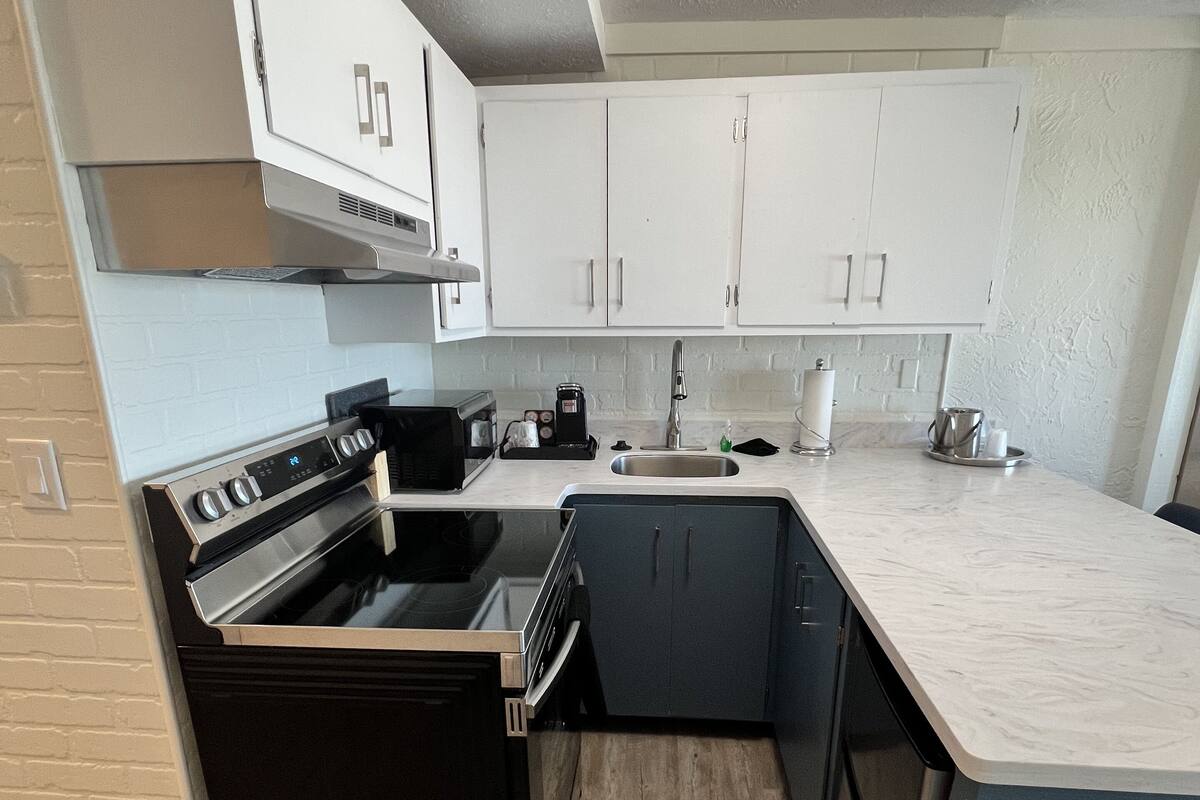 Studiosuite – junior, 1 kingsize-seng, tekjøkken (2nd Floor room w/King Bed W/ Kitchen) | Blendingsgardiner, strykejern/-brett, wi-fi (inkludert) og sengetøy