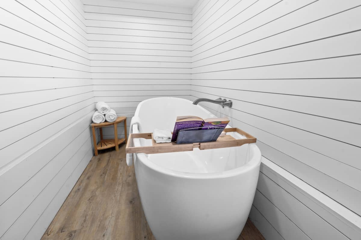 Rom, 1 kingsize-seng, terrasse, strandutsikt (King with Whirlpool , Patio 1st Floor) | Blendingsgardiner, strykejern/-brett, wi-fi (inkludert) og sengetøy