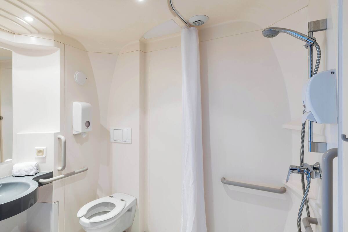 double room, accessible, non smoking | bathroom | shower, hair dryer, towels