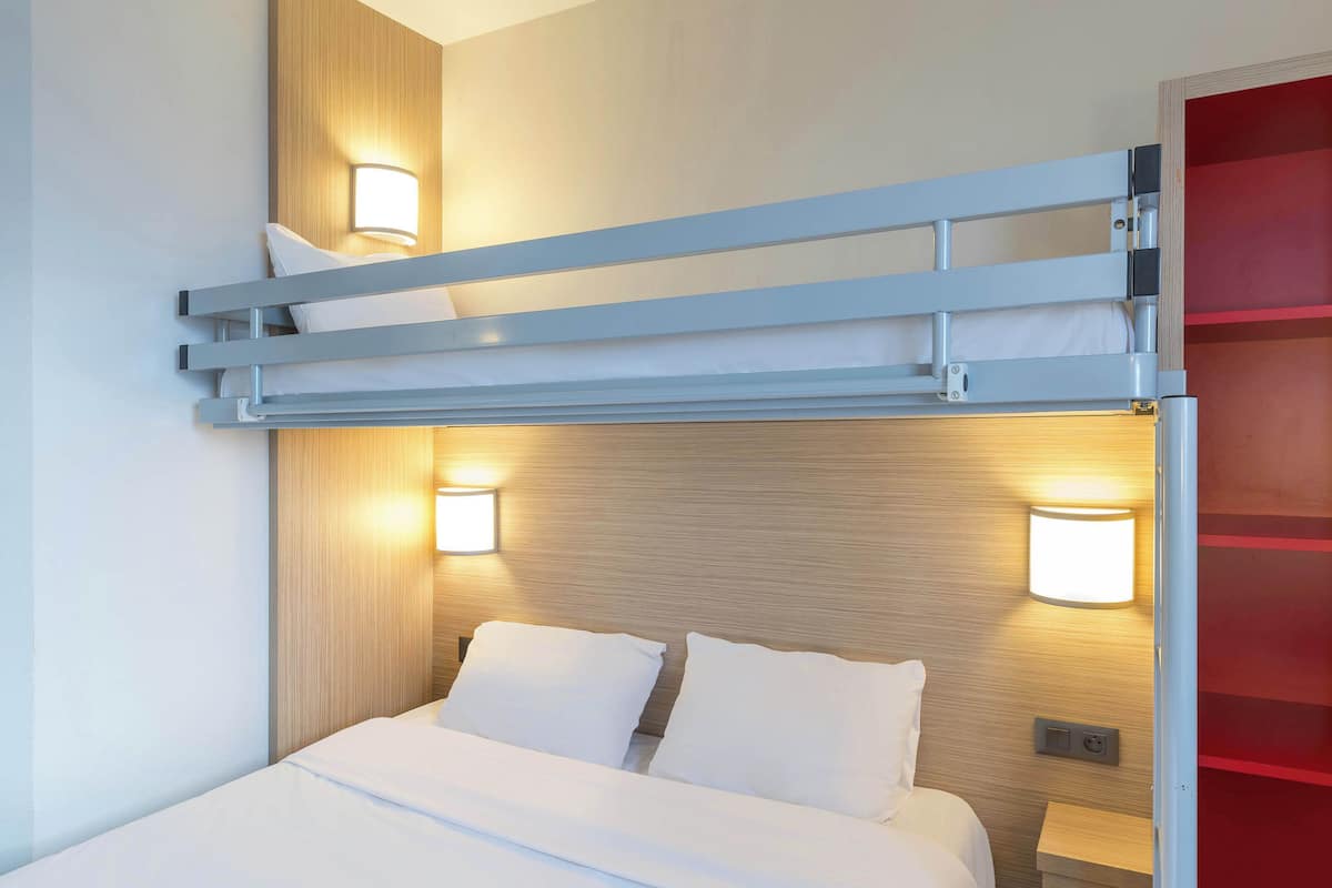 Chambre Standard, plusieurs lits (Triple) | Bureau, rideaux occultants, lits bébé (gratuits), Wi-Fi gratuit