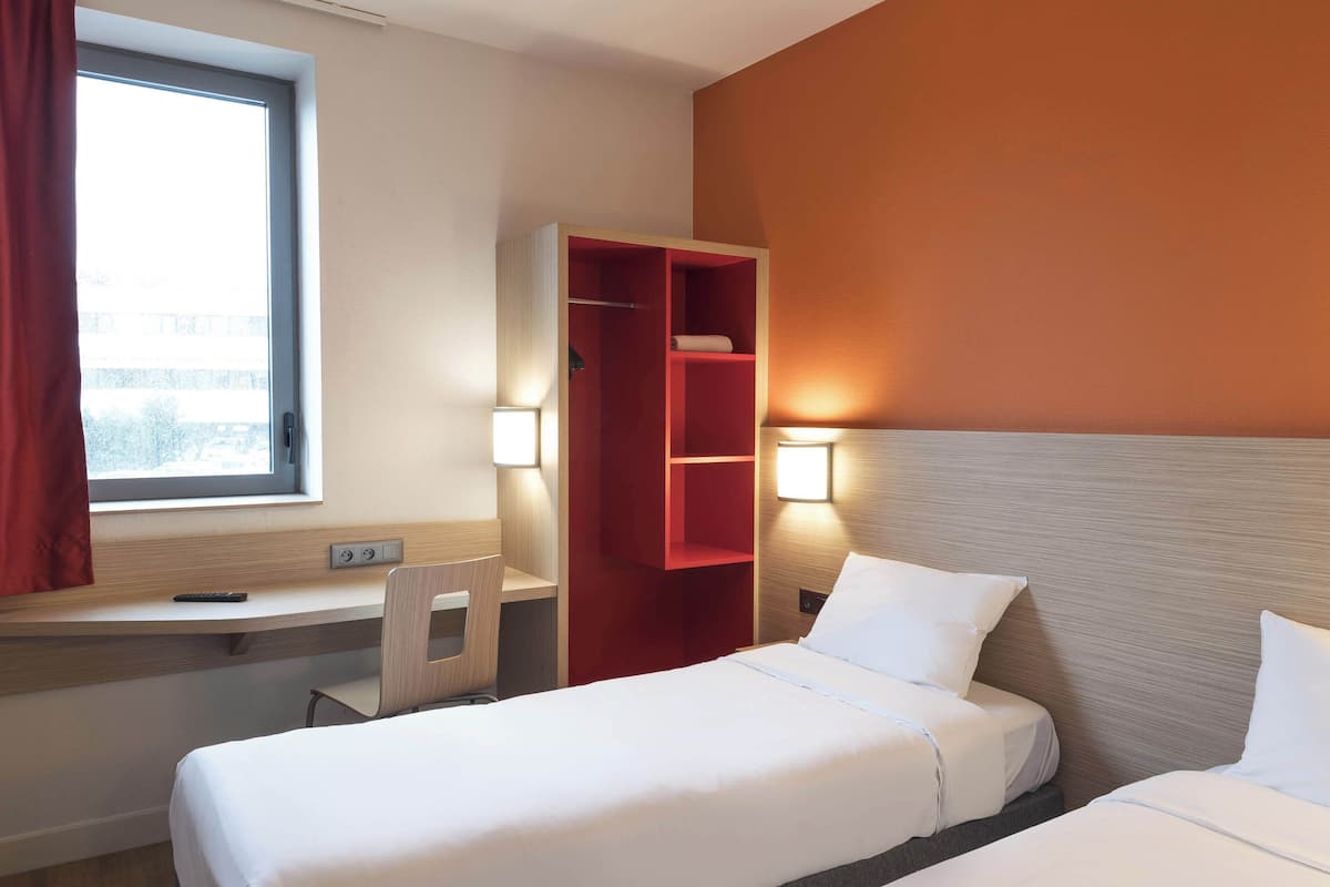 Chambre avec lits jumeaux, 2 lits une place | Bureau, rideaux occultants, lits bébé (gratuits), Wi-Fi gratuit