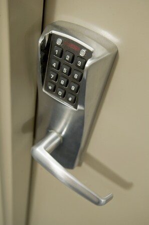 Cerradura electrónica con teclado en una puerta.