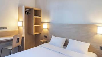 Escritorio, cortinas blackout, cunas gratuitas y wifi gratis