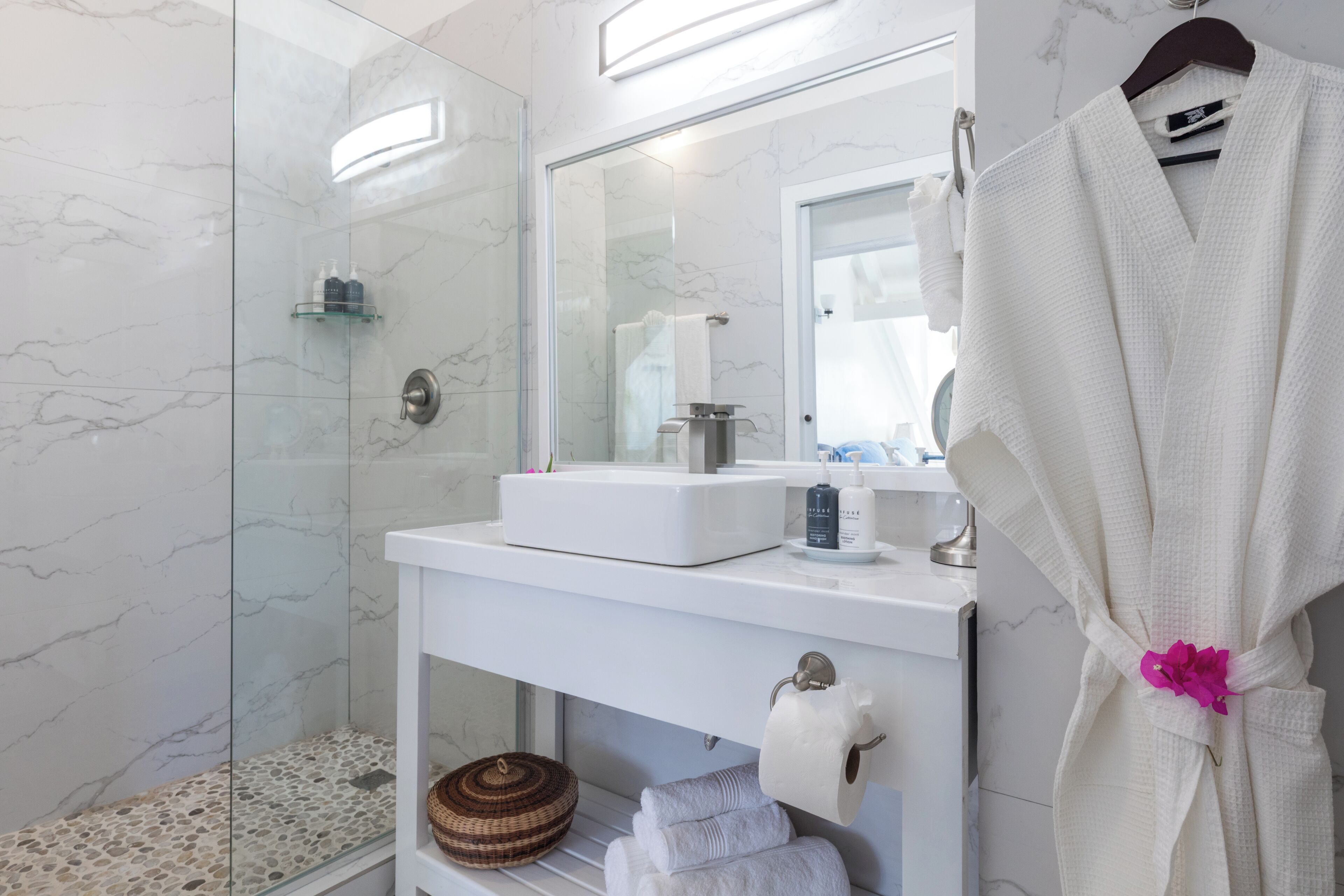 superior room, harbour view | bathroom | shower, free toiletries, hair dryer, towels