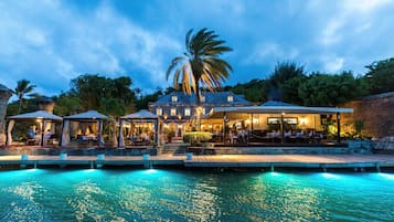 2 restaurants, breakfast, lunch, dinner served; international cuisine