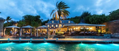 2 restaurantes; se sirve desayuno, almuerzo y cena; cocina internacional