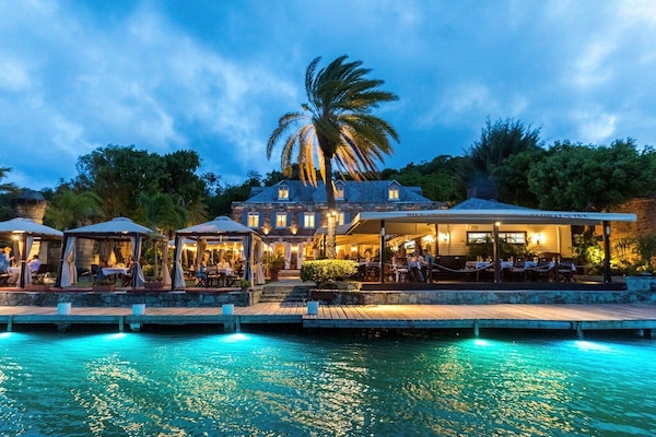 2 restaurantes; se sirve desayuno, almuerzo y cena; cocina internacional