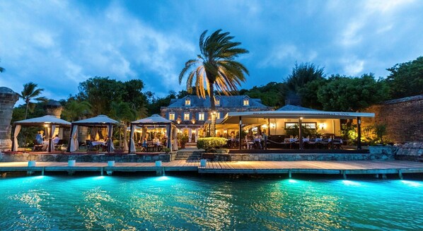 2 restaurants, breakfast, lunch, dinner served; international cuisine 