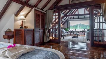 Loft Deluxe, vista al puerto | Caja de seguridad en la habitación y decoración personalizada