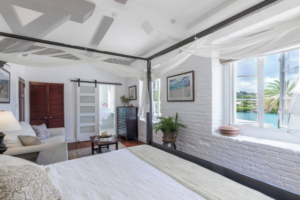 deluxe room, harbour view | 1 bedroom, in-room safe, individually decorated, individually furnished