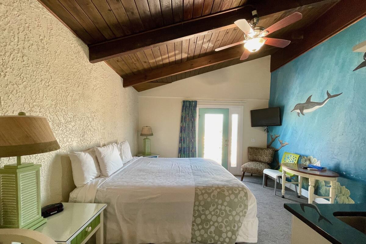 Deluxe Room with King Bed, Limited Ocean View, Balcony and Whirlpool Spa Tub | 2 habitaciones, wifi gratis y ropa de cama