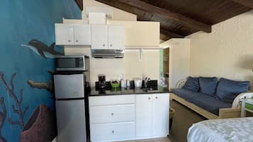 Deluxe Room with King Bed, Limited Ocean View, Balcony and Whirlpool Spa Tub | 2 Schlafzimmer, kostenloses WLAN, Bettwäsche