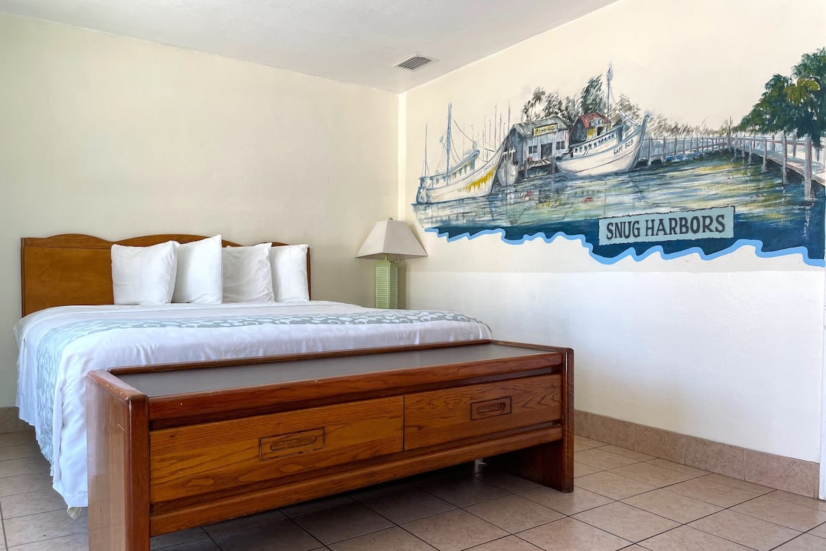 Deluxe 2 Room Suite with Two Queen Beds and Kitchen | 2 habitaciones, wifi gratis y ropa de cama