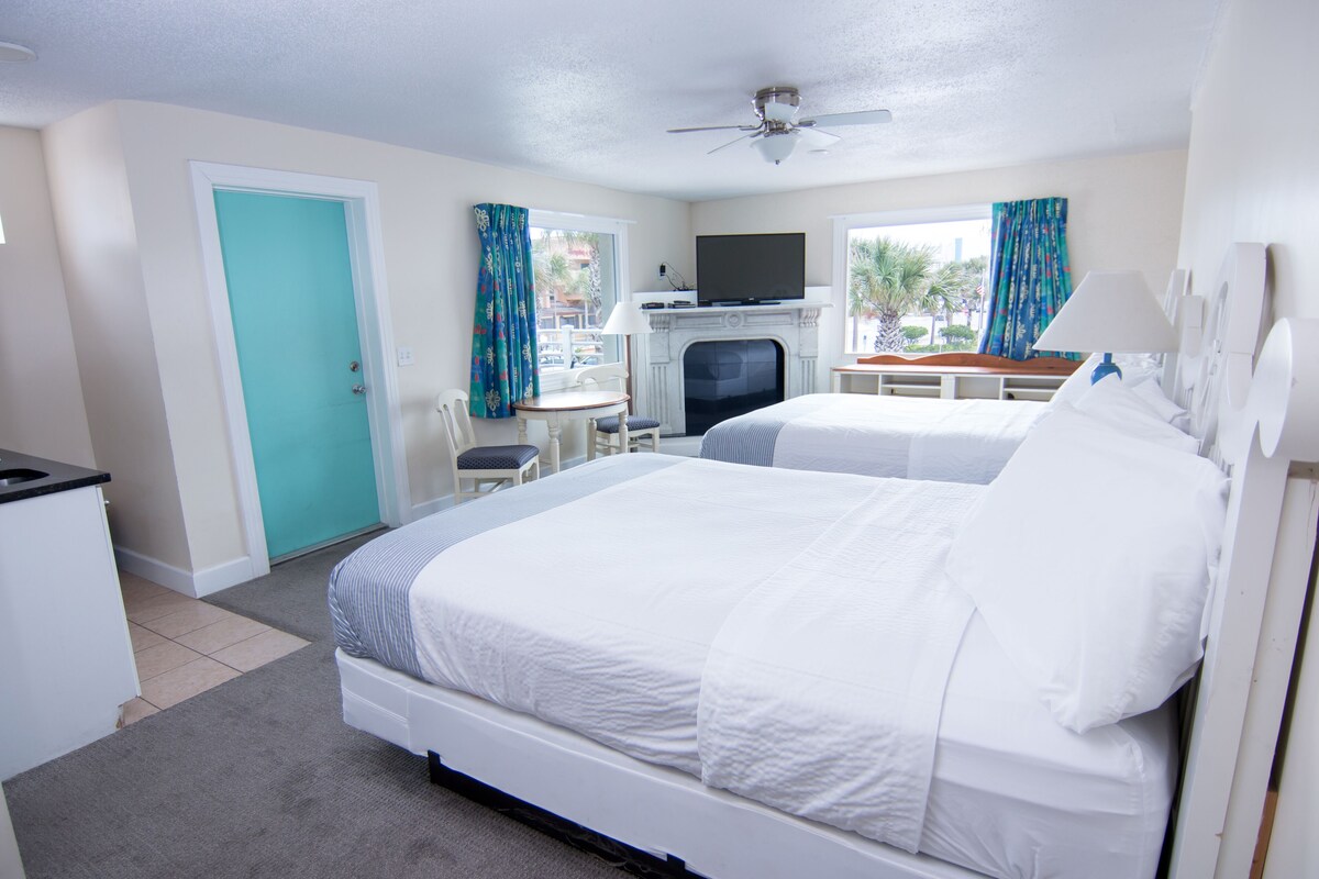 Deluxe Room with Two Queen Beds, Whirlpool Spa Tub