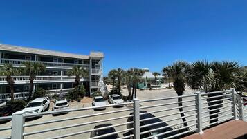 Deluxe Room with King Bed, Limited Ocean View, Balcony and Whirlpool Spa Tub | Blick vom Balkon