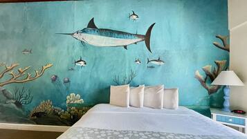 Deluxe Room with King Bed, Limited Ocean View, Balcony and Whirlpool Spa Tub | Kostenloses WLAN, Bettwäsche