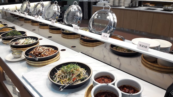 Se sirven desayunos y almuerzos, cocina local e internacional