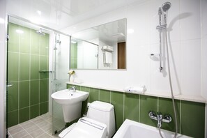 Ein modernes Badezimmer mit Duschkabine aus Glas, einem weißen Waschbecken und einer Badewanne.