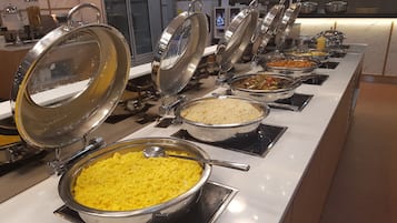 Breakfast and lunch served, local and international cuisine