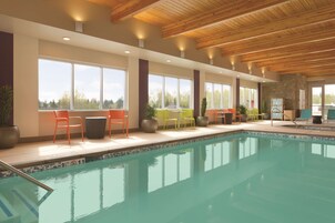 Indoor pool, sun loungers