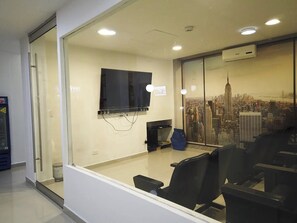 32-inch LCD TV with cable channels, TV - Hostal Lleras Calle 8 - Hostel (Medellín)