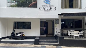 Een gebouw met een bord waarop staat: Hostal Lleras Calle 8 Medellin.