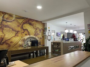 32-inch LCD TV with cable channels, TV - Hostal Lleras Calle 8 - Hostel (Medellín)