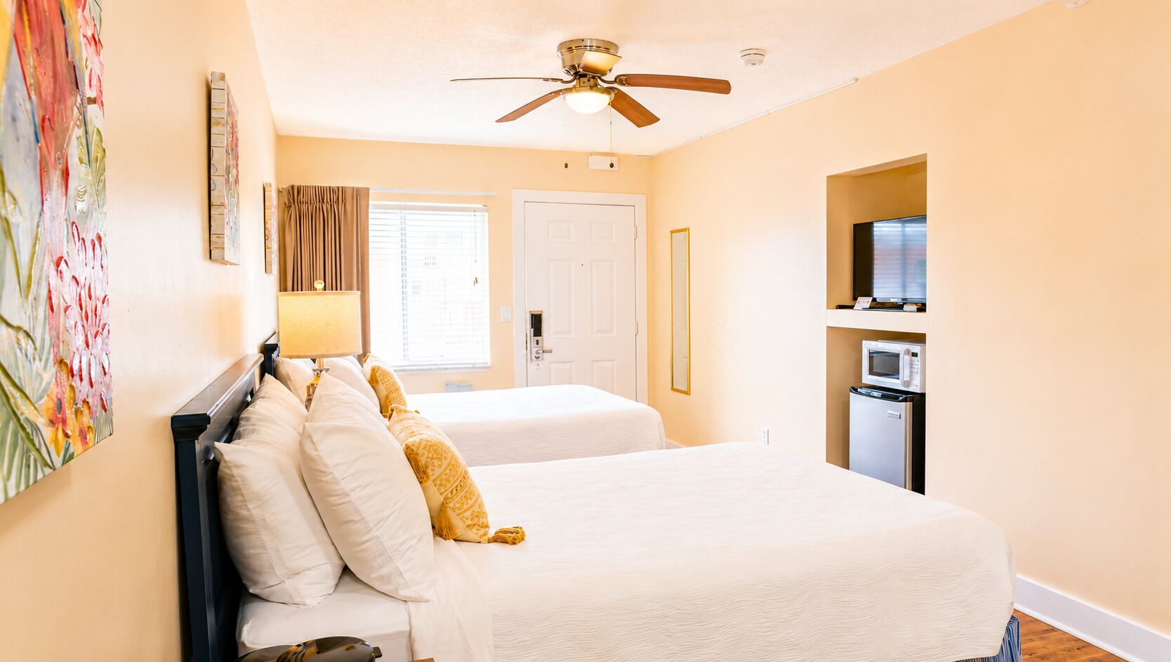 Habitación estándar, 2 camas matrimoniales, para no fumadores, refrigerador y microondas | Wifi gratis y ropa de cama 