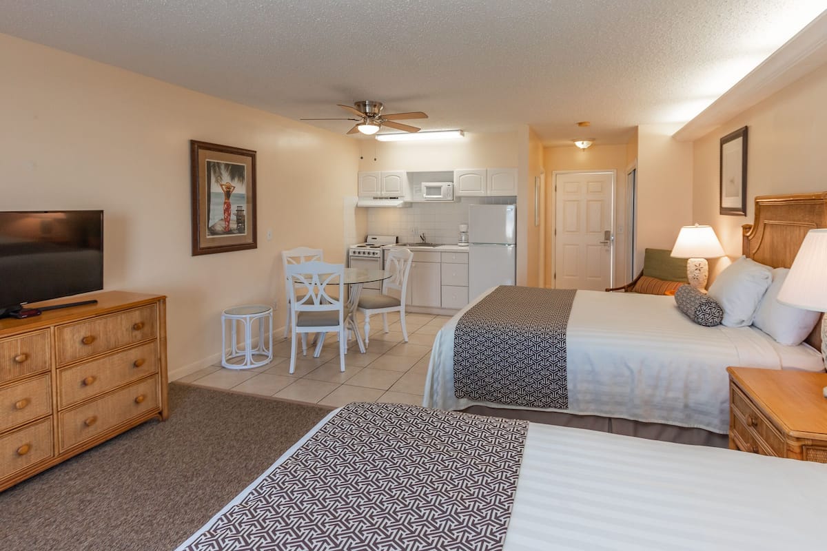 Chambre, 2 grands lits, non-fumeurs, vue plage | Wi-Fi gratuit, draps fournis