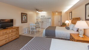 Habitación, 2 camas Queen size, para no fumadores, vista a la playa | Wifi gratis y ropa de cama 
