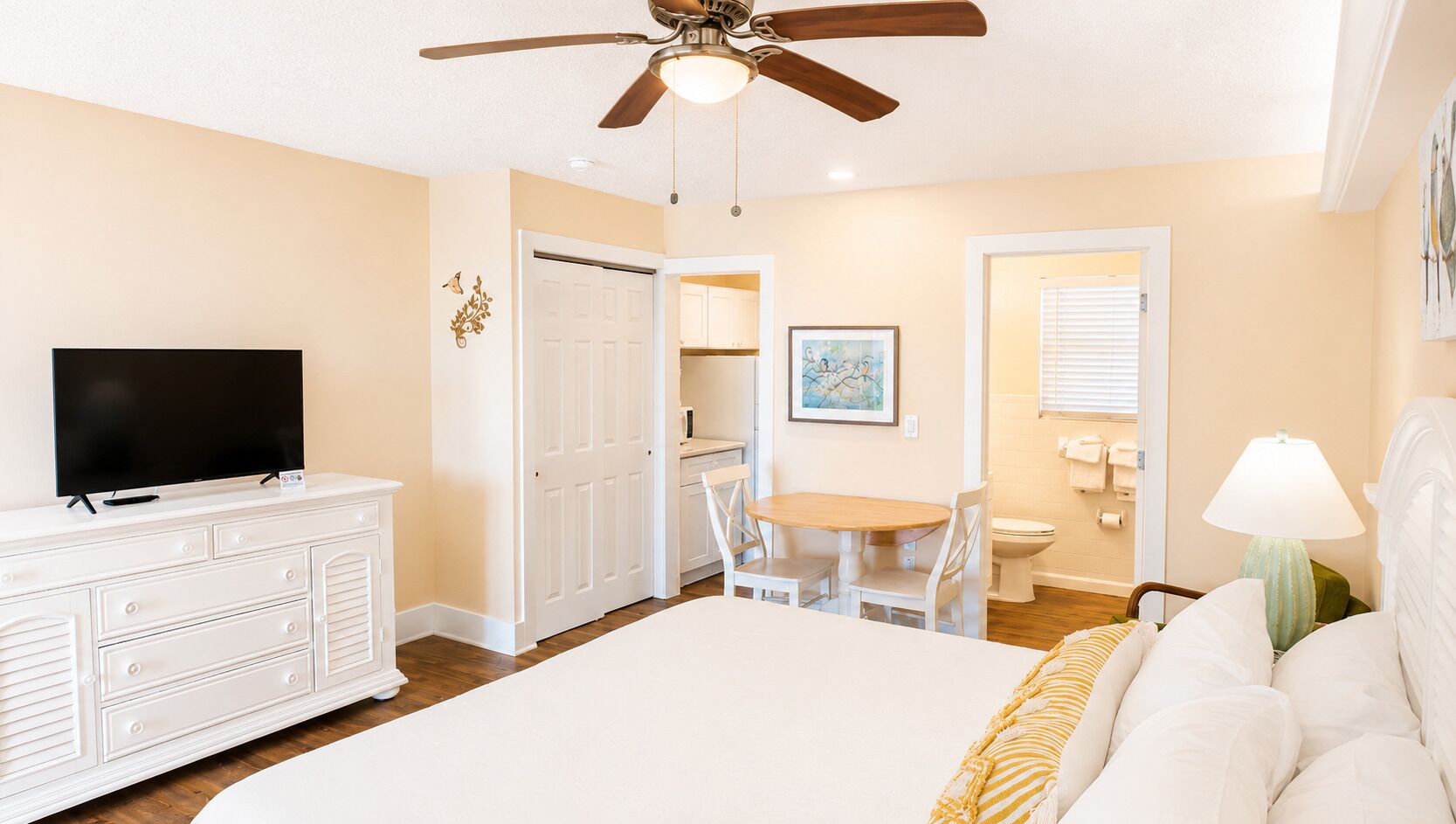 Room, 1 King Bed, Non Smoking, Efficiency | Wifi gratis y ropa de cama 