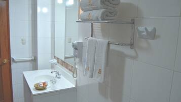 Artículos de tocador gratuitos, secador de pelo, toallas