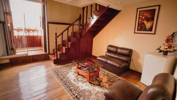 Caja de seguridad en la habitación, muebles diferentes y escritorio