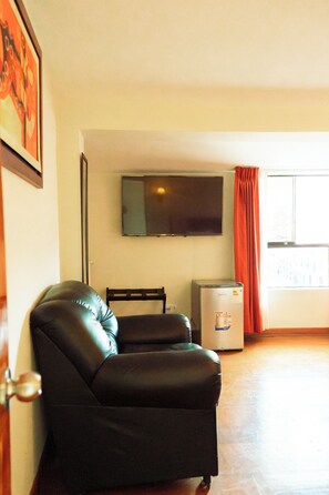 スタンダード ダブルルーム シングルベッド 2 台 | セーフティボックス (室内)、客室ごとに異なるインテリア、デスク、WiFi (無料)