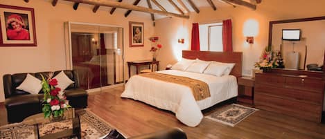 Superior-Suite, Balkon | Zimmersafe, individuell eingerichtet, Schreibtisch, kostenloses WLAN