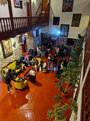Lobby sitting area - Hotel Siete Ventanas (Cusco)