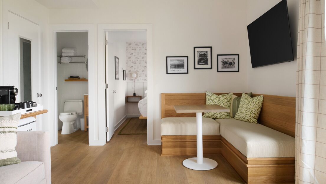 Chambre majestueuse | Aire de séjour | Téléviseur à écran plat de 50 po avec télévision par câble