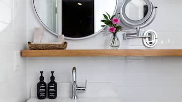 Combined shower/bathtub, deep-soaking bathtub, free toiletries