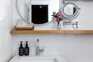 Combined shower/tub, deep soaking tub, free toiletries, hair dryer