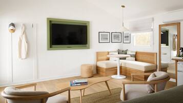 Cottage Deluxe King | Living area | 50-inch flat-screen TV with cable channels, streaming services