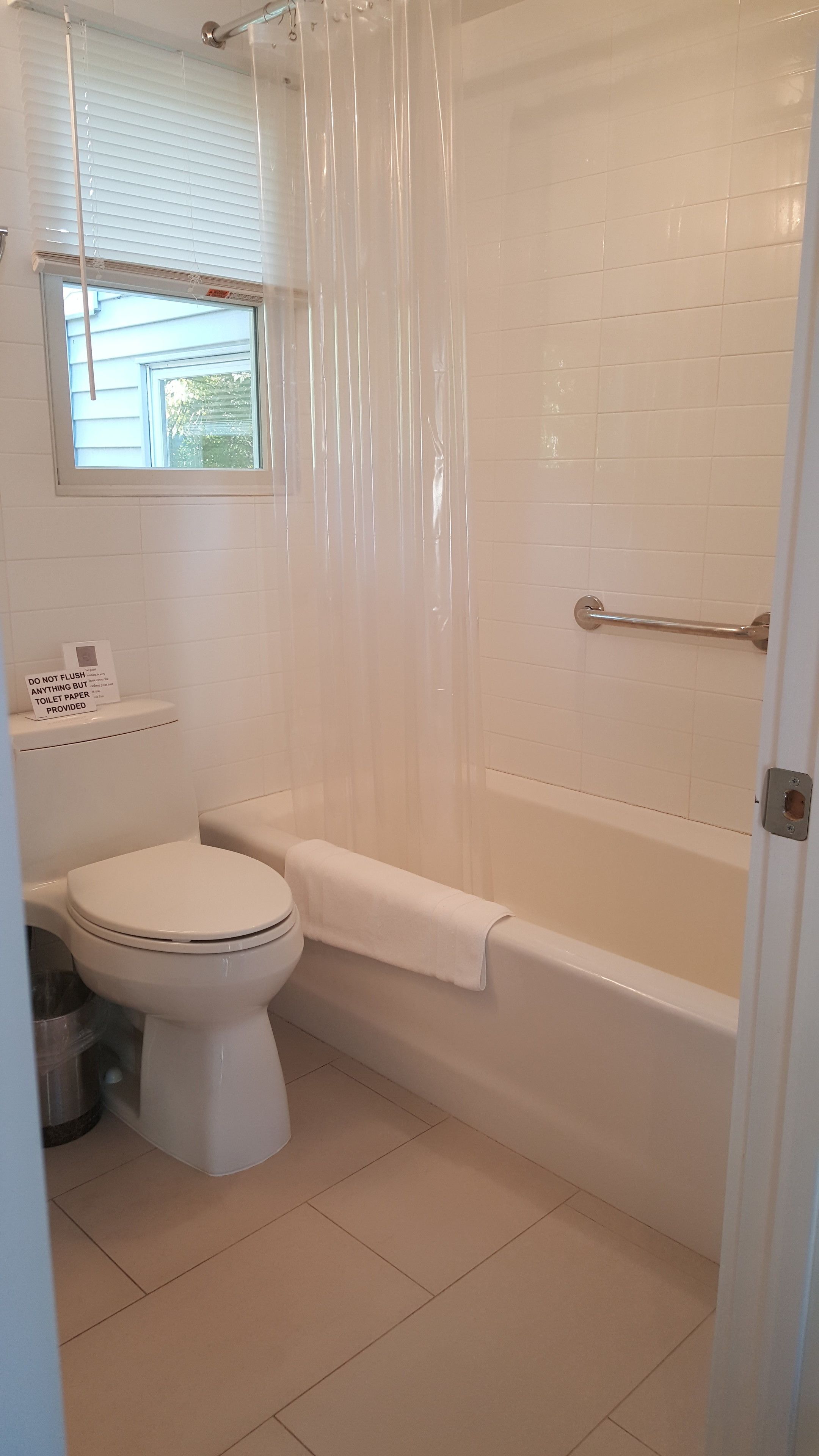 standard studio room | bathroom | combined shower/bathtub, deep-soaking bathtub, free toiletries