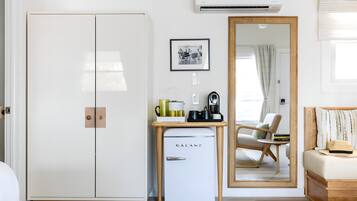 Edredón y caja de seguridad en la habitación