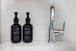 Kombinert dusj/badekar og dype avslapningsbadekar