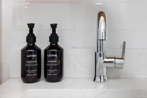 Combined shower/tub, deep soaking tub, free toiletries, hair dryer