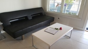 One Bedroom Suite Queen Room | Couette en duvet, coffre-fort, fer et planche à repasser