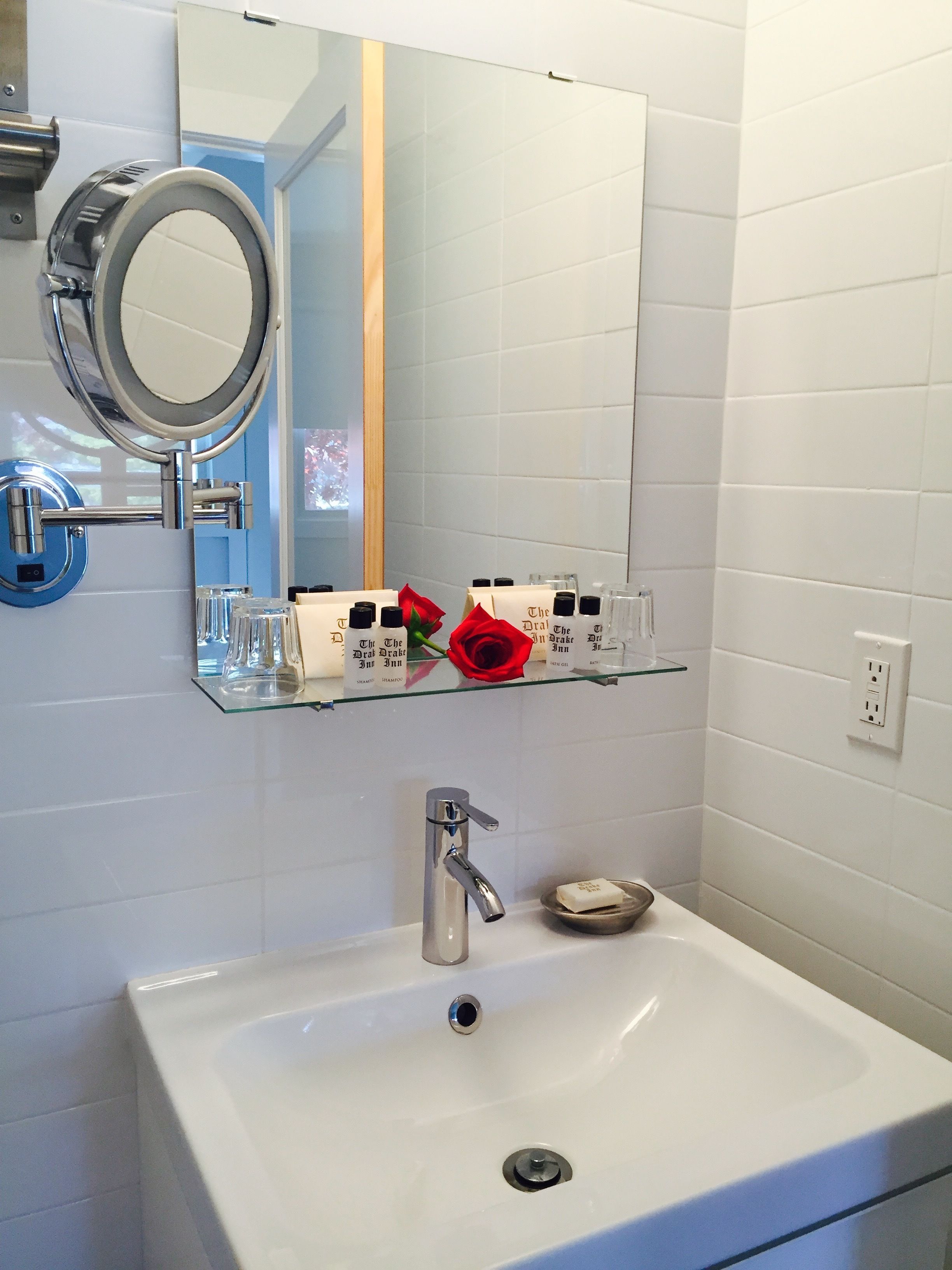 basic suite, 2 bedrooms | bathroom | combined shower/bathtub, deep-soaking bathtub, free toiletries