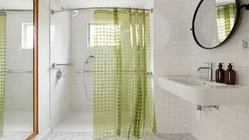 Habitación Deluxe | Baño | Tina con regadera, amenidades de baño gratuitas, secadora de cabello