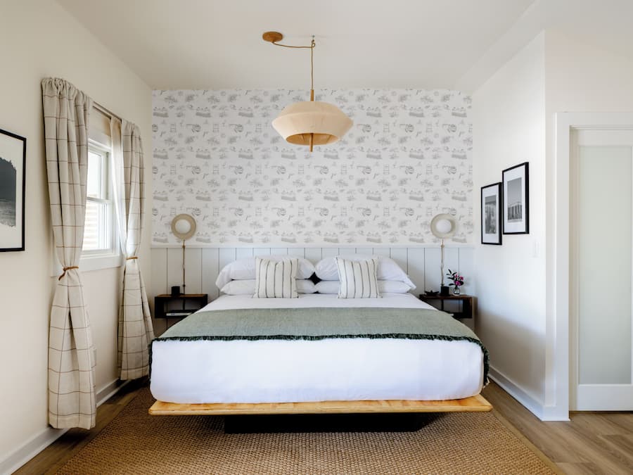 Selimut bulu angsa, brankas, dan setrika/meja setrika