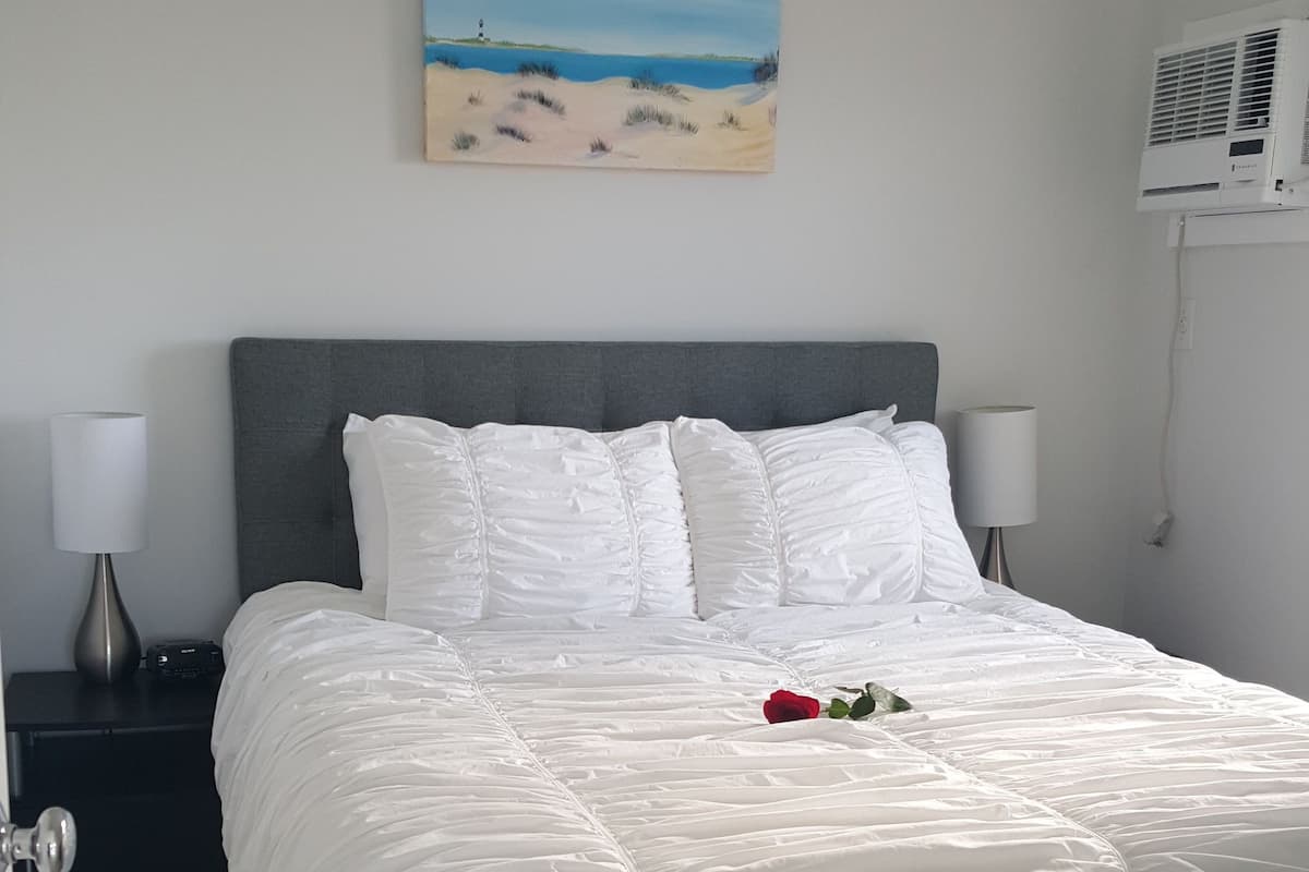 Waterfront 1 Bedroom Suite Queen Room